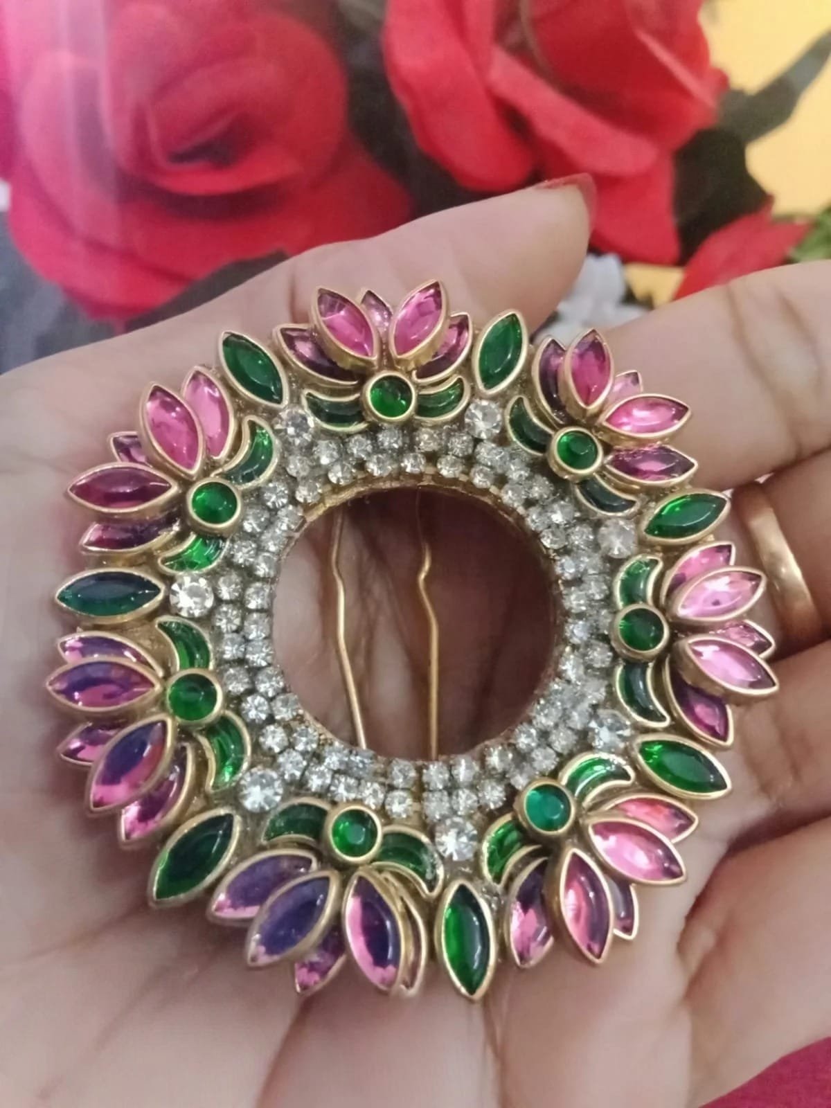 Rich look hair brooch with lotus design